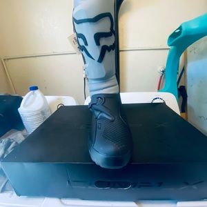 I have 2 pairs of fox comp c boots brand new still in box with tag